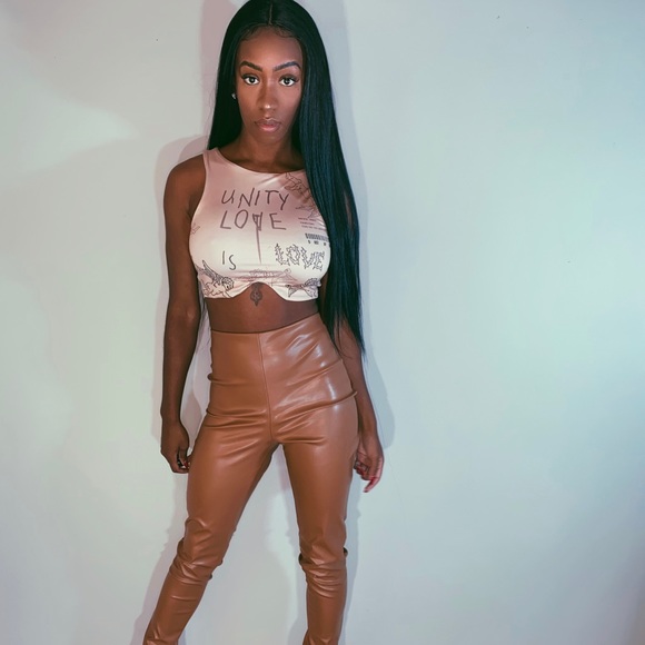 Love Graphic cropped top - Picture 8 of 13